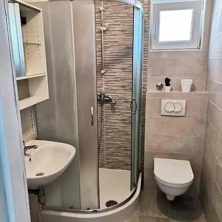 Holiday House In With Air Conditioning, Wifi, Washing Machine, Dishwasher 5016-1 *